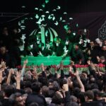 مراسم وداع با پیکر قائد شهید در جوار حسینیه امام خمینی(ره)/ آخرین دیدار با خانواده‌های معظم شهدا